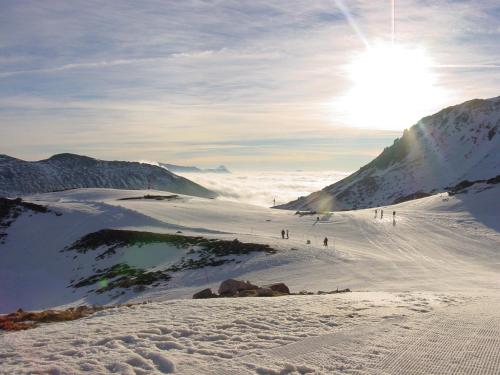 a group of people skiing down a snow covered mountain at Hotel Restaurante De Torres in Felechosa