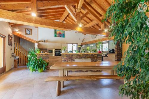 - un grand salon avec un banc en bois au milieu dans l'établissement Malezan, à La Plagne Tarentaise