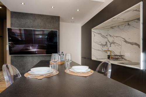 a dining room with a table with glasses and a sink at OIQIA • Élégance in Lille