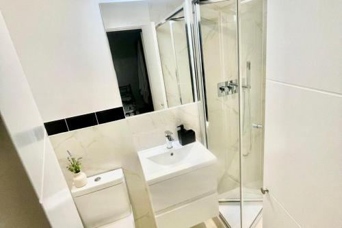 Bilik mandi di 3 Bed Flat - Sleeps 6 - Parking - Wifi