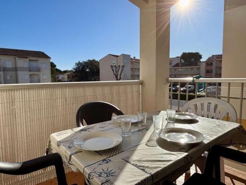 - une table avec des plaques sur le balcon dans l'établissement Appartement 2 pièces cabine 4 couchages ARGELES SUR MER AR020-209, à Argelès-sur-Mer