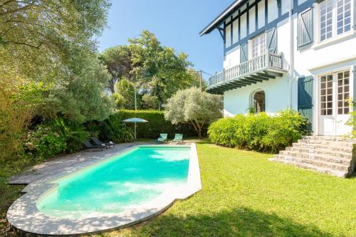 Photo de la galerie de l'établissement LA ROSERAIE - Family home with swimming pool, à Biarritz