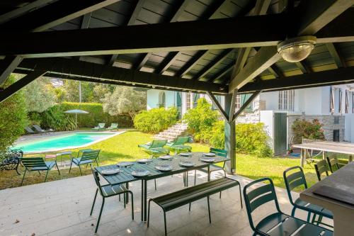 Photo de la galerie de l'établissement LA ROSERAIE - Family home with swimming pool, à Biarritz