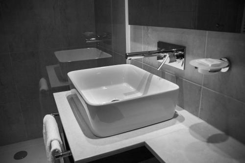 Ένα μπάνιο στο Amerian Río Gallegos Apart & Suites