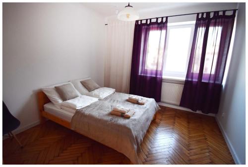 Ένα ή περισσότερα κρεβάτια σε δωμάτιο στο Color Apartament Przytulny Kąt
