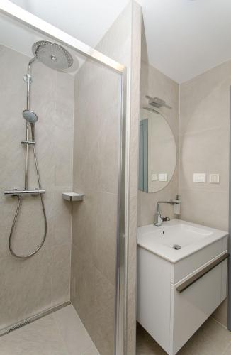 Azure Heaven Apartment w heated pool