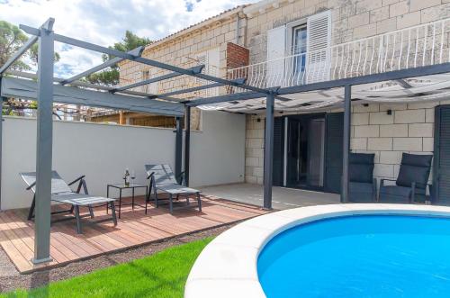 Azure Heaven Apartment w heated pool