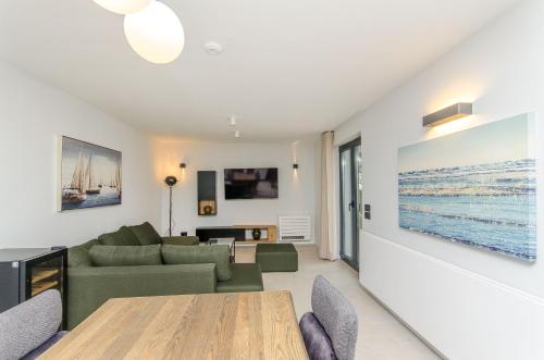 Azure Heaven Apartment w heated pool