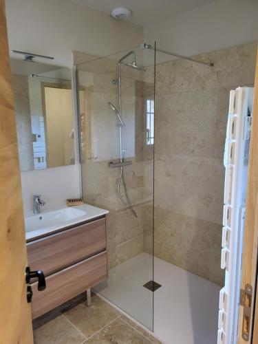 une salle de bain avec douche et lavabo dans l'établissement La Bastide des Amis, à Caromb