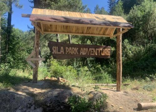 a sign for a sala park adventure at Chalet Lawà in Torre Caprara