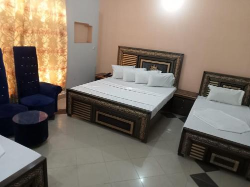 Ένα ή περισσότερα κρεβάτια σε δωμάτιο στο Hotel Royal Luxury Multan