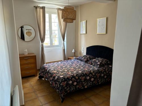 une chambre avec un lit et une fenêtre dans l'établissement Bella vista, à Bastia