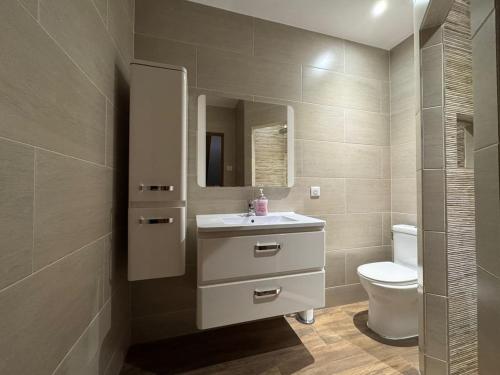 une salle de bain avec un lavabo et des toilettes dans l'établissement House Disney BBQ Jacuzzi 6P, à Montévrain