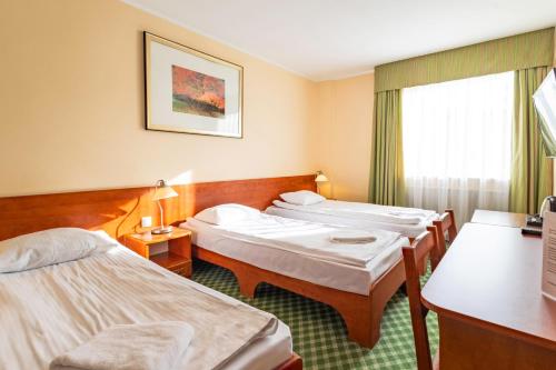 Letto o letti in una camera di Hit Hotel