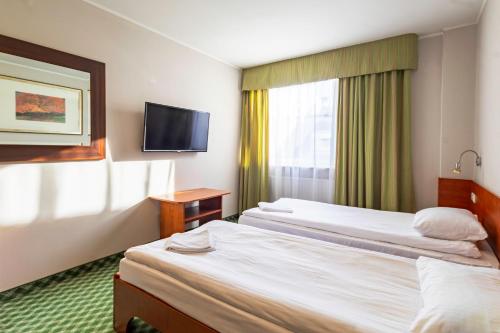 Letto o letti in una camera di Hit Hotel