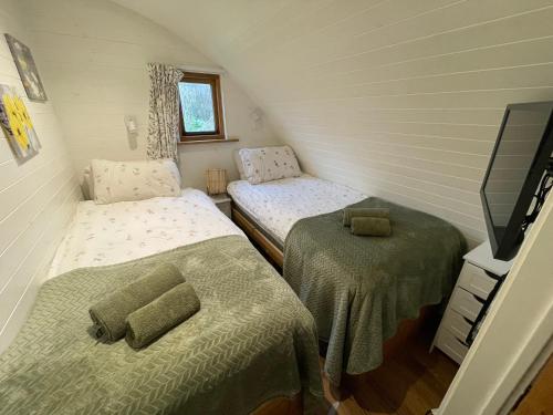 Postel nebo postele na pokoji v ubytování Wimbish Hall Cabins