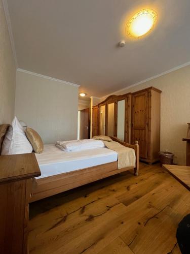 Ένα ή περισσότερα κρεβάτια σε δωμάτιο στο Parkhotel Maasberg GmbH