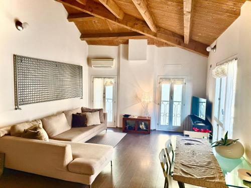 un salon avec un canapé et une table dans l'établissement Elegante torretta in centro, à Faenza