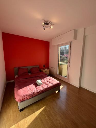 - une chambre rouge dotée d'un lit avec un ours en peluche dans l'établissement Luxe & Confort 4 Ch Metz, à Metz