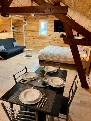 - une table et des chaises dans une chambre dans l'établissement Studio Les Glycines, à Pouilly-les-Nonains