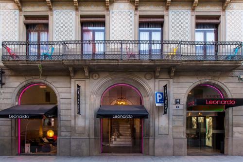 un edificio con un balcone in cima di Leonardo Hotel Barcelona Las Ramblas a Barcellona