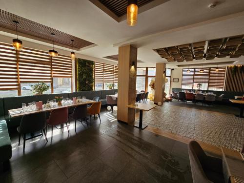 a restaurant with tables and chairs in a room at Hotel Bulevard in Făgăraş
