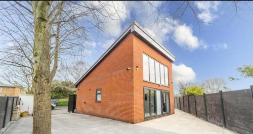 New Modern Stylish Villa Near City Centre Birmingham, with outdoor Hot Tub photo 7