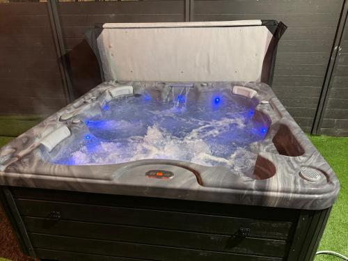 New Modern Stylish Villa Near City Centre Birmingham, with outdoor Hot Tub photo 12
