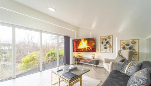New Modern Stylish Villa Near City Centre Birmingham, with outdoor Hot Tub photo 6