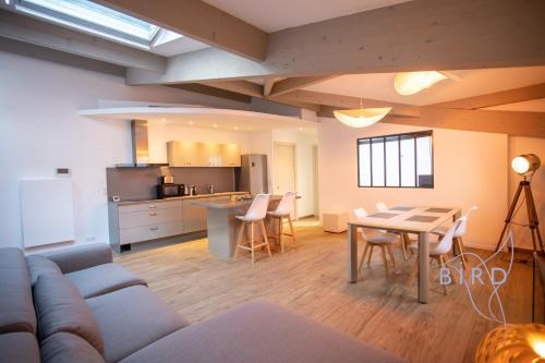 un salon et une cuisine avec un canapé et une table dans l'établissement Super loft 