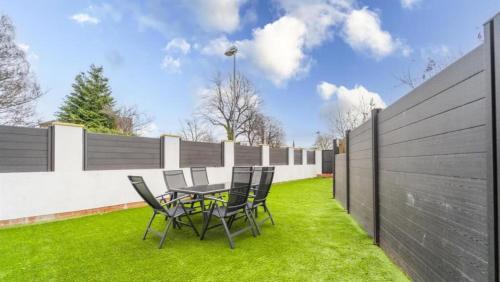 New Modern Stylish Villa Near City Centre Birmingham, with outdoor Hot Tub photo 17
