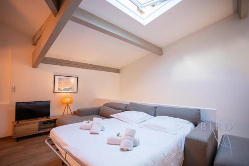 une chambre avec un grand lit avec des serviettes dessus dans l'établissement Super loft 