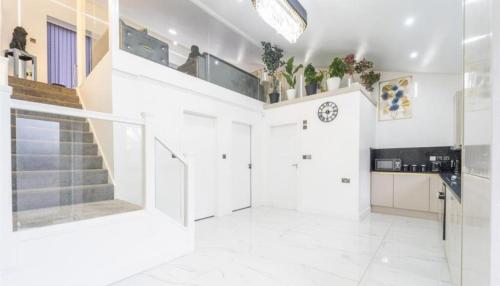 New Modern Stylish Villa Near City Centre Birmingham, with outdoor Hot Tub photo 21