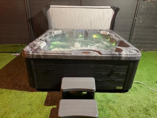 New Modern Stylish Villa Near City Centre Birmingham, with outdoor Hot Tub photo 23