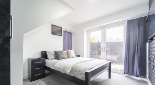 New Modern Stylish Villa Near City Centre Birmingham, with outdoor Hot Tub photo 8