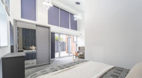 New Modern Stylish Villa Near City Centre Birmingham, with outdoor Hot Tub photo 3