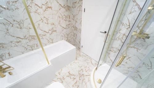 New Modern Stylish Villa Near City Centre Birmingham, with outdoor Hot Tub photo 25