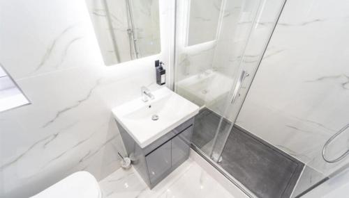 New Modern Stylish Villa Near City Centre Birmingham, with outdoor Hot Tub photo 29