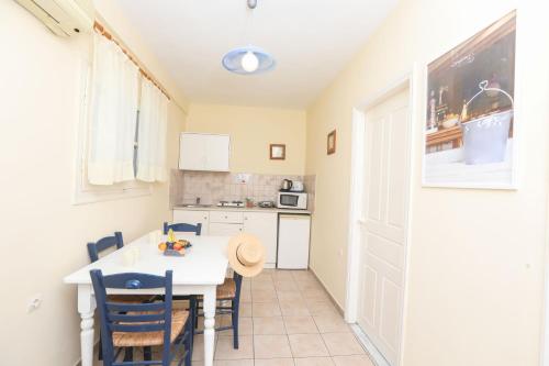 Η κουζίνα ή μικρή κουζίνα στο The Mayflower Studios & Apartments 