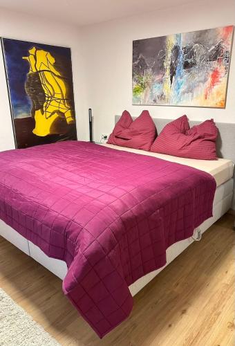 Postel nebo postele na pokoji v ubytování Modern renovierte Ferienwohnung mit Kunstambiente