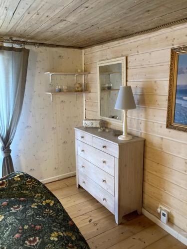 1 dormitorio con tocador con lámpara y espejo en Country Home Apartment, en Viljandi
