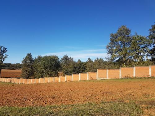 a fence in the middle of a field at L'ape Regina in Pralormo