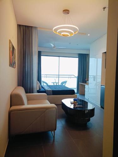 una sala de estar con un sofá y una mesa en Luxurious suite with city view with The lockwoods, en Nueva Delhi