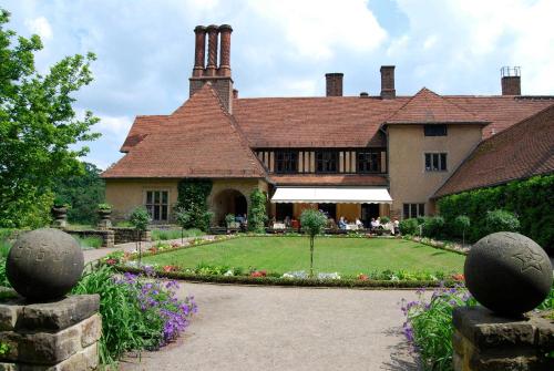Una casa grande con un jardín enfrente. en Ferienwohnung Babelsberg, en Potsdam