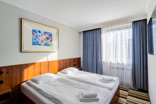 Letto o letti in una camera di Hit Hotel