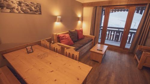 a living room with a couch and a table at Résidence Les Grandes Feignes in La Bresse