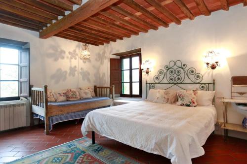 Ένα ή περισσότερα κρεβάτια σε δωμάτιο στο Elegant Tuscan Stone Country House, Sleeps 8-10