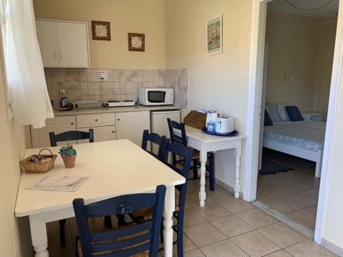 Η κουζίνα ή μικρή κουζίνα στο The Mayflower Studios & Apartments 
