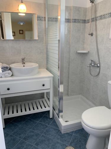 Ένα μπάνιο στο The Mayflower Studios & Apartments 