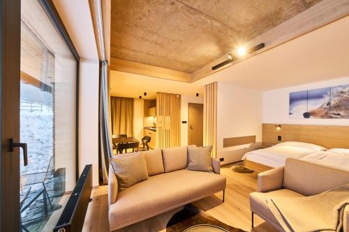 スピンドレルフ・ムリンにあるLabská 20 - apartmánový důmの部屋にベッドとソファがある寝室